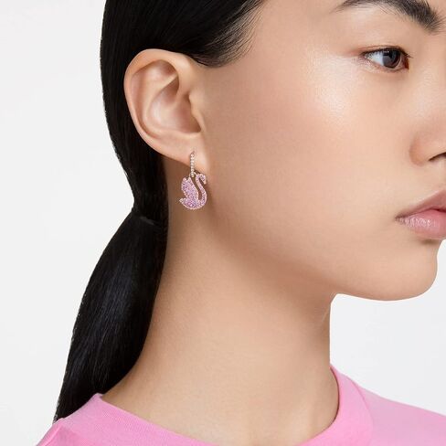 أقراط SWAROVSKI SWAN SWAN DROP ، عزر SWAN مع PAVé Pink Crystal Pavé على محيط نهائي من نغمة الذهب الوردي ، جزء من مجموعة Swarovski الشهيرة Swan in Saudi Arabia
