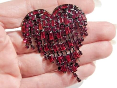 RED BLEEDING HEART CRYSTAL LAVALIER BROOCH bloody tassel drop dark gothic Valentine's Day pin in Saudi Arabia