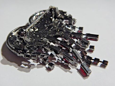 RED BLEEDING HEART CRYSTAL LAVALIER BROOCH bloody tassel drop dark gothic Valentine's Day pin in Saudi Arabia
