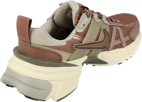 حذاء Nike V2K Run Premium (HF4305-072، عظم فاتح/ساندريفت/فيوتيك/فضي معدني) مقاس 8 in Saudi Arabia