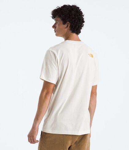 The North Face Men Men Evolution Ink Half Dome Dome Shoreve Tee | قميص القطن المنتظم مع رسم شعار in Saudi Arabia