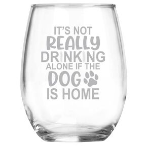 The Dog is Home كأس نبيذ منقوش مضحك بدون جذع • هدايا مضحكة لمالك الكلب • هدايا مضحكة للفيل الأبيض البالغ • هدية مبتكرة فريدة ساخرة لعيد الميلاد وعيد الميلاد in Kuwait