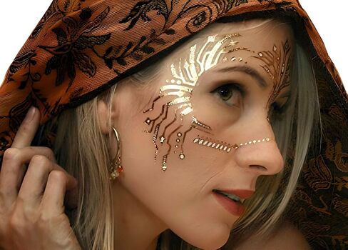 وشم ذهبي مؤقت من Golden Ratio Tats، طلاء وجه المهرجان، وشوم تنكرية باللونين الذهبي والأبيض (قناع CirquiTree) in Saudi Arabia