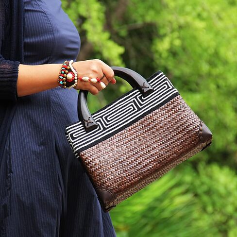 Straw Bag, Beach Bag for Women, Handmade Rattan Handbag, Boho Retro Woven Tote Bag Round Wooden Handle, Summer Bag for Beach Vacation Daily in Saudi Arabia
