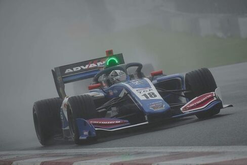 حزمة عدسة Sony Alpha 70-350mm F4.5-6.3 G OSS Super-Telephoto APS-C (أسود) مع منفاخ ملحقات متقدمة بكسل ومجموعة تنظيف | (SEL70350G) in Kuwait