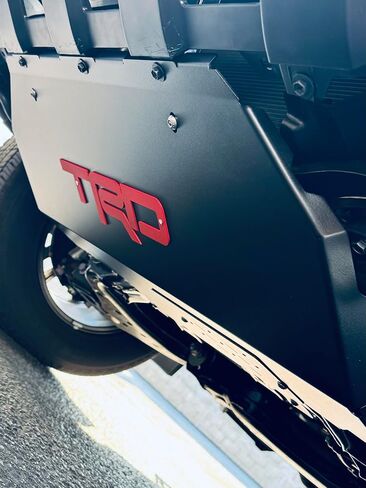 لوحة انزلاقية مخصصة ، متوافقة مع تويوتا تاكوما 2024-2026 2WD و 4WD - تناسب النماذج الهجينة فقط. سهولة الوصول إلى مرشح الزيت ، الأسود مع شعار أحمر ، لا يوجد عضو متقاطع مطلوب للتثبيت. in Saudi Arabia