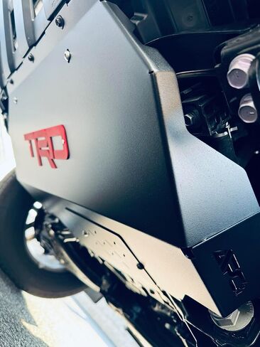 لوحة انزلاقية مخصصة ، متوافقة مع تويوتا تاكوما 2024-2026 2WD و 4WD - تناسب النماذج الهجينة فقط. سهولة الوصول إلى مرشح الزيت ، الأسود مع شعار أحمر ، لا يوجد عضو متقاطع مطلوب للتثبيت. in Saudi Arabia