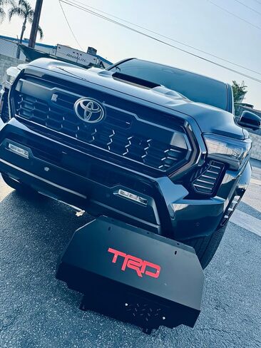 لوحة انزلاقية مخصصة ، متوافقة مع تويوتا تاكوما 2024-2026 2WD و 4WD - تناسب النماذج الهجينة فقط. سهولة الوصول إلى مرشح الزيت ، الأسود مع شعار أحمر ، لا يوجد عضو متقاطع مطلوب للتثبيت. in Saudi Arabia