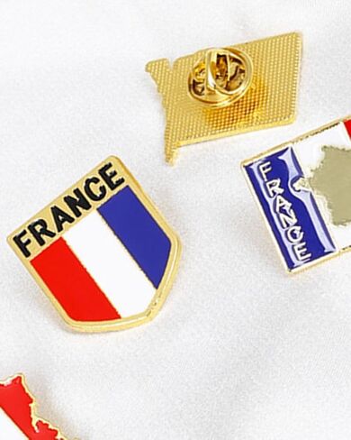 Two heart-shaped badge brooches of the British flag can be worn on jackets, suits, and hats in Saudi Arabia
