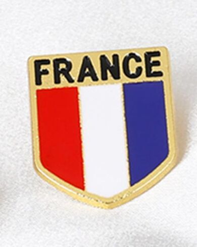 Two heart-shaped badge brooches of the British flag can be worn on jackets, suits, and hats in Saudi Arabia