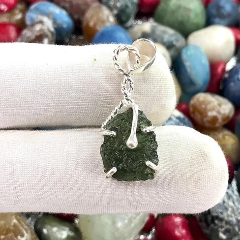 قلادة الأحجار الكريمة الأصلية ، 925 sterling silver moldavite قلادة ، شفاء المولدات الكريستال من جمهورية التشيك ، هدية لها in Saudi Arabia