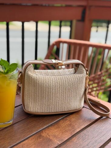 Modern Women’s Straw Crossbody Bag – Woven Summer Handbag with Long Strap, Trendy Boho Style, Lightweight Purse with Faux Leather Details, Casual Chic Shoulder Bag for Beach or City Outfits in Saudi Arabia
