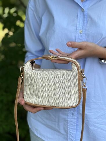 Modern Women’s Straw Crossbody Bag – Woven Summer Handbag with Long Strap, Trendy Boho Style, Lightweight Purse with Faux Leather Details, Casual Chic Shoulder Bag for Beach or City Outfits in Saudi Arabia