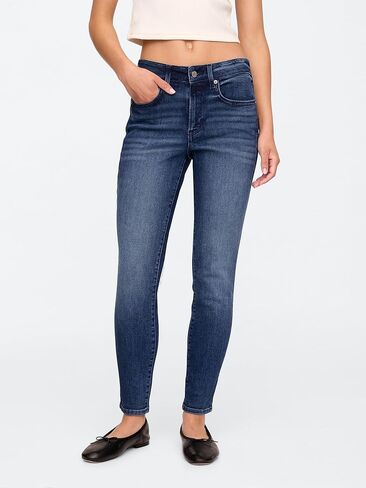 الفجوة في منتصف الارتفاع في منتصف الشاهقة جان in Saudi Arabia
