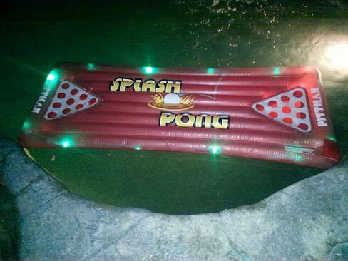 طاولة Pittman Outdoors العائمة لشرب البيرة - طاولة قابلة للنفخ سبلاش بونج مع حاملات أكواب متوهجة في الظلام، تتسع لشخصين أو 4 أشخاص in Kuwait