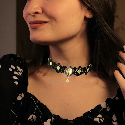 Gothic Lace Choker Necklace for Women Vintage Velvet Gemstone Clavicle Chain Punk Style Hollowed Out Lace Necklaces Halloween Vampire Party Jewelry in Kuwait