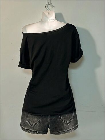 Women's Off The Shoulder Goth Graphic Tees Short Sleeve Asymmetrical Slim Fit Y2K T Shirts in Kuwait