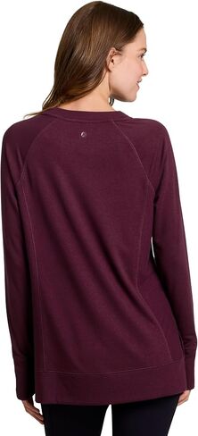 سويت شيرت يوغا نسائي من RBX Active Fashion، خفيف الوزن بأكمام طويلة مع فتحات إبهام وجانب مضلع in Saudi Arabia