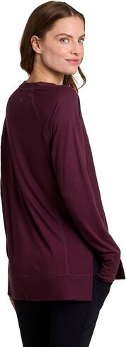 سويت شيرت يوغا نسائي من RBX Active Fashion، خفيف الوزن بأكمام طويلة مع فتحات إبهام وجانب مضلع in Saudi Arabia