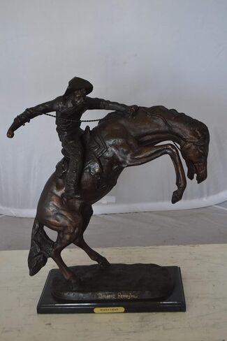 تمثال برونزي Wooly Chaps بواسطة Remington - Sculpture Western Western Cowboy Sculpture ، مثالي لهواة الجمع والديكور المنزلي ، المصنوع يدويًا بالبرونز المفصل ، 19 "L x 11" W × 23 "H in Saudi Arabia