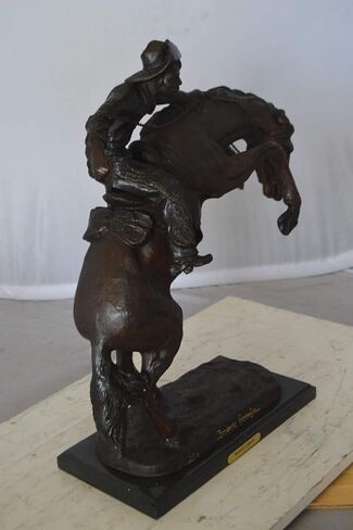 تمثال برونزي Wooly Chaps بواسطة Remington - Sculpture Western Western Cowboy Sculpture ، مثالي لهواة الجمع والديكور المنزلي ، المصنوع يدويًا بالبرونز المفصل ، 19 "L x 11" W × 23 "H in Saudi Arabia