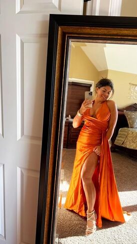 فساتين وصيفات الشرف الطويلة مع فستان حفلة موسيقية على الرقبة in Kuwait