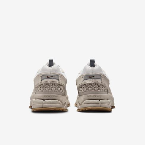 Nike Zoom Fomero Roam Men Men Winterized Shoes (HV4294-009 ، College Gray/Rase Gray/Gum Dark Brown/White) in Saudi Arabia
