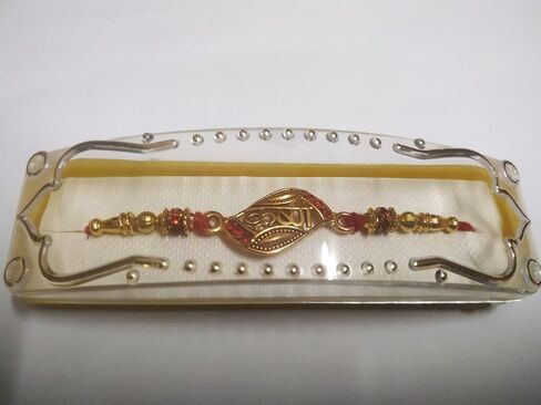 Rakhi for Brother - مجموعة هدايا كريشنا المصنوعة يدويًا | Bhaiya Bhabhi التقليدية Kundan Floral Rakhee ، الخيط الأحمر ، بيرل آند ستون تزيين | راكشاباندهان سوار أخت أخي in Saudi Arabia