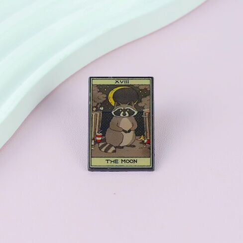 The Moon Raccoon Tarot Card Pin Brooch ، Trash Panda Lover Pin Pin ، هدية مضحكة لصديق غريب من عاشق حيوانات القمامة ، وعربة ميمات الراكون ، شارة طية طية طية حيوانية ، Witchcore in Saudi Arabia