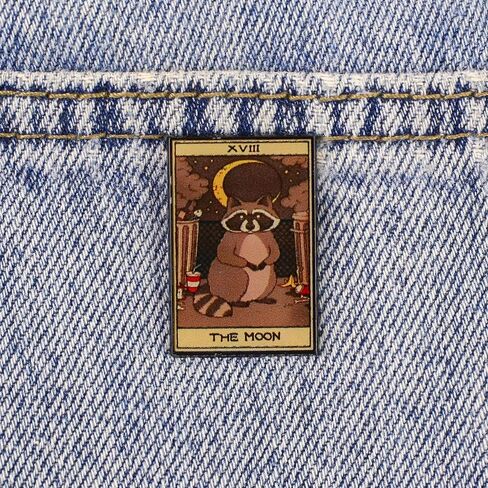 The Moon Raccoon Tarot Card Pin Brooch ، Trash Panda Lover Pin Pin ، هدية مضحكة لصديق غريب من عاشق حيوانات القمامة ، وعربة ميمات الراكون ، شارة طية طية طية حيوانية ، Witchcore in Saudi Arabia
