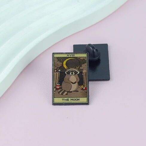 The Moon Raccoon Tarot Card Pin Brooch ، Trash Panda Lover Pin Pin ، هدية مضحكة لصديق غريب من عاشق حيوانات القمامة ، وعربة ميمات الراكون ، شارة طية طية طية حيوانية ، Witchcore in Saudi Arabia