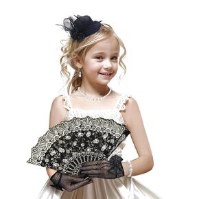 قبعة شاي Fascinator للفتيات - مجموعة حفلات الشاي لحفلات الأزياء التنكرية في عشرينيات القرن العشرين، قبعة علوية للكنيسة عالية الشاي باللون الأبيض الفاتح مع قلادة من اللؤلؤ ومروحة يد وقفازات من الدانتيل