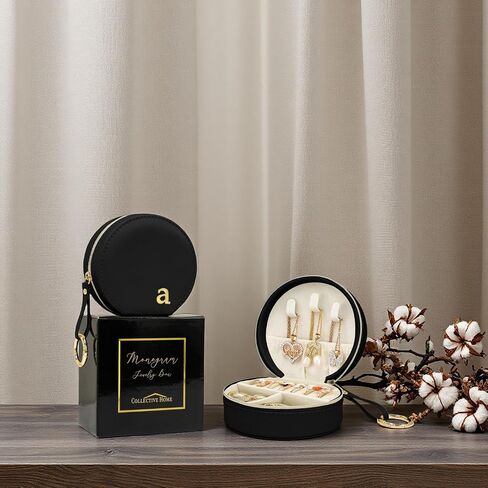 مربع مجوهرات Monogram الجماعي للمنزل للسفر - 4.5 بوصة منظم فسيح مع إغلاق السوستة ، وسلسلة ذهبية ونقش رسائل ، وحالة هدية شخصية للنساء ، وصيفات الشرف (أ) in Saudi Arabia