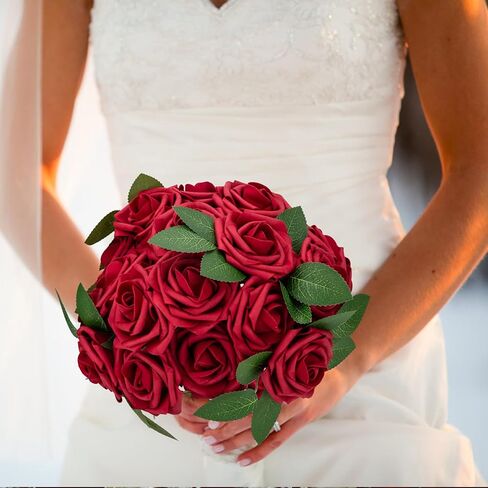 100pcs الزهور الاصطناعية الداكنة الحمراء الورود المظهر الحقيقي الرغوة المزيفة مع الجذعية للباقات الزفاف DIY الزفاف دش مركزية ترتيبات الحزب ديكورات المنزل in Kuwait