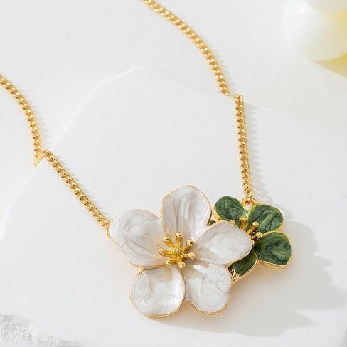 Gold Flower Necklace for Women Chunky Gold Floral Pendant Necklace Statement Flower Choker Jewelry for Women in Kuwait