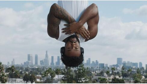 Beats Solo 4 - سماعات Bluetooth اللاسلكية على الأذن ، Apple & Android متوافقة ، تصل إلى 50 ساعة من عمر البطارية - أبيض دافئ (متجدد) in Saudi Arabia