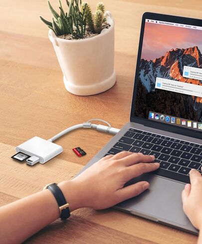 قارئ بطاقة SD لـ iPhone ipad Trail Camera Viewer مدمج في قارئ بطاقة موصل مزدوجة و USB-C مع فتحات SD MicroSD USB-A 3 ، لا يوجد تطبيق مطلوب مطلوب للتوصيل والتشغيل-أبيض in Kuwait