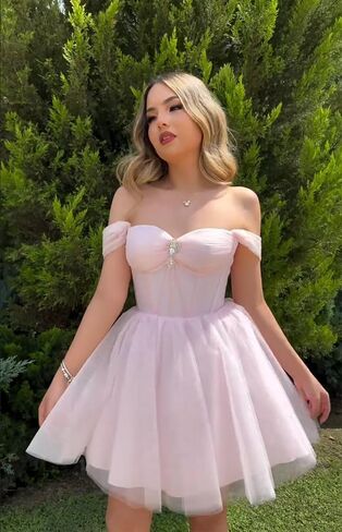Xyaye Sparkly Tulle HomeComing Dresses قبالة الكتف فساتين حفلة موسيقية قصيرة للمراهقين منتفخ حبيبتي فستان كوكتيل خط in Kuwait