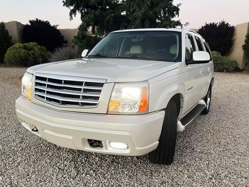 Ijdmtoy OEM-spec Clear Lens Fog Light Foglamp Kit مع 880 مصابيح LED بيضاء مع أقواس تصاعد معدنية متوافقة مع 2002-2006 Cadillac Escalade (بما في ذلك ESV Ext) in Kuwait