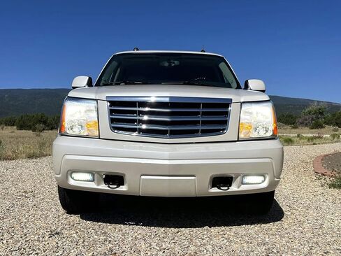 Ijdmtoy OEM-spec Clear Lens Fog Light Foglamp Kit مع 880 مصابيح LED بيضاء مع أقواس تصاعد معدنية متوافقة مع 2002-2006 Cadillac Escalade (بما في ذلك ESV Ext) in Kuwait
