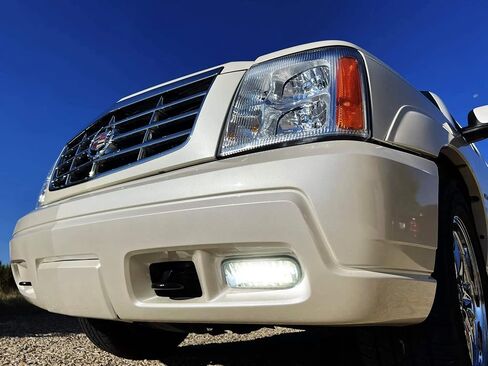 Ijdmtoy OEM-spec Clear Lens Fog Light Foglamp Kit مع 880 مصابيح LED بيضاء مع أقواس تصاعد معدنية متوافقة مع 2002-2006 Cadillac Escalade (بما في ذلك ESV Ext) in Kuwait