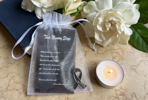 60 مجموعة دبابيس الشريط الجنازة التذكارية دبوس إلى الأبد في قلوبنا طية صدر طية دبوس بروش مع بطاقات الصلاة وأكياس الأورجانزا in Kuwait