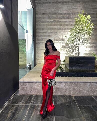 Mermaid Satin Bridesmaid Dresses Off The Shoulder Pleated Formal Evening Prom Gown Long with Slit MA40 in Saudi Arabia