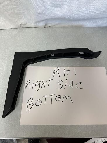International LT625 Leight Side Bottom Cab Extender Fairing Bracket ، R1 ، 6121233C1 in Saudi Arabia