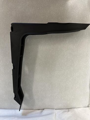 International LT625 Leight Side Bottom Cab Extender Fairing Bracket ، R1 ، 6121233C1 in Saudi Arabia