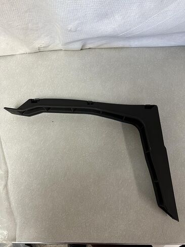 International LT625 Leight Side Bottom Cab Extender Fairing Bracket ، R1 ، 6121233C1 in Saudi Arabia