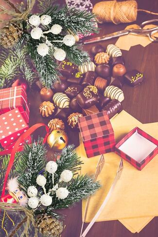 8pc Christmas Berries Red Stems Evergreen Pine Branch, Christmas Picks Spray Artificial Pine Cones Holly Stem Craft Winter Holiday Floral Picks for Décor DIY Xmas Garland Wreath Ornament(0129) in Saudi Arabia