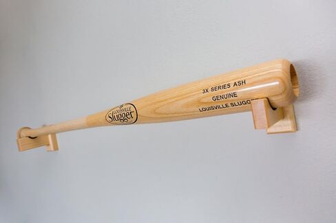 حامل حائط لعرض مضرب البيسبول - مصنوع يدويًا في الولايات المتحدة الأمريكية من خشب القيقب الصلب مع بطانة لباد ومسامير مخفية - شماعة مضرب أفقية (طبيعية) in Kuwait