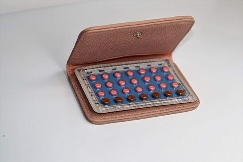حافظة/محفظة لحبوب منع الحمل - ذهبي وردي لامع - لطيف وسري 4 × 3 بوصة in Saudi Arabia