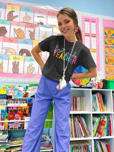 قمصان المعلمة نساء VVNTY الصف الأول: T-Shirts معلمون الصف الأول يعود إلى قمم هدايا المدرسة in Kuwait